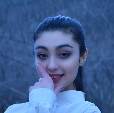 穿着白色长袖衬衫的微笑女人